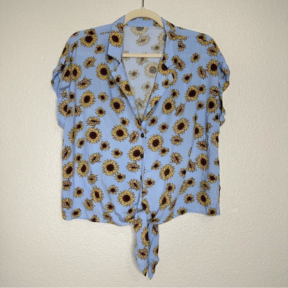 No Boundaries Blue Sunflower Tie Front Shirt & Short Set - Picture 3 of 13